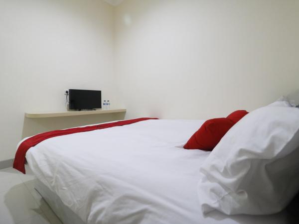 RedDoorz Plus near Mall Ciputra Jakarta : photo 2 de la chambre chambre double