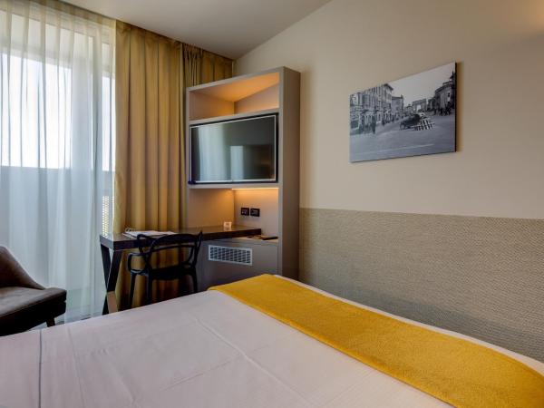 Best Western Plus Hotel Farnese : photo 7 de la chambre standard double room with french bed and balcony