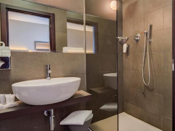 Best Western Plus Hotel Farnese : photo 9 de la chambre chambre lit queen-size supérieure avec balcon