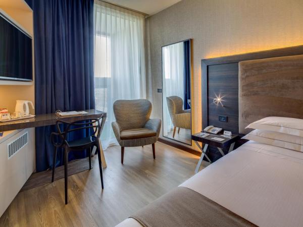Best Western Plus Hotel Farnese : photo 8 de la chambre chambre lit queen-size supérieure avec balcon