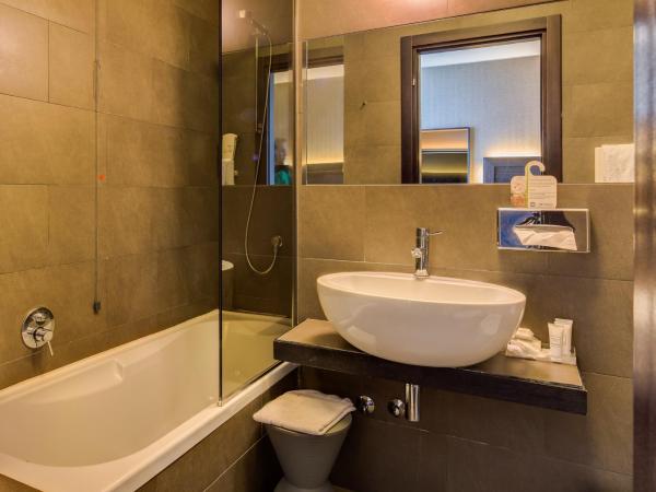 Best Western Plus Hotel Farnese : photo 8 de la chambre chambre lits jumeaux supérieure avec balcon