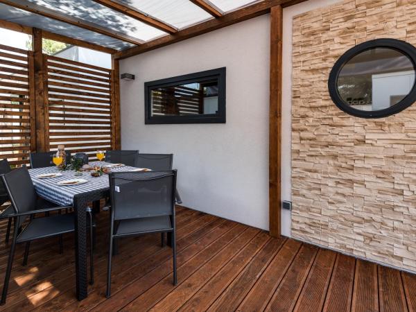 Croatia Camp Mobile Homes Vodice : photo 2 de la chambre mobile home 2 chambres avec terrasse