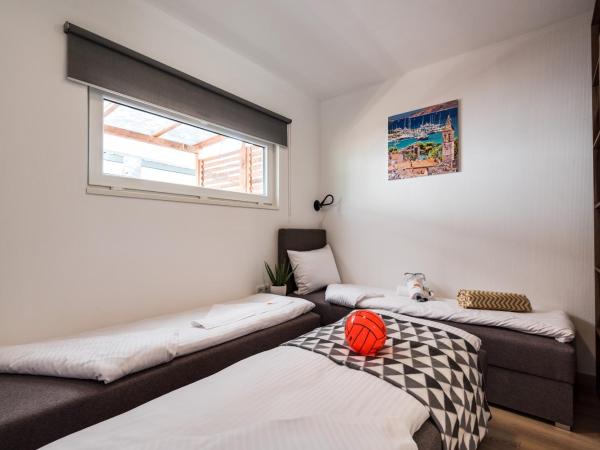 Croatia Camp Mobile Homes Vodice : photo 5 de la chambre mobile home 2 chambres avec terrasse
