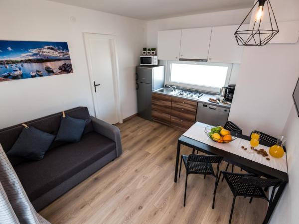 Croatia Camp Mobile Homes Vodice : photo 10 de la chambre mobile home 2 chambres avec terrasse