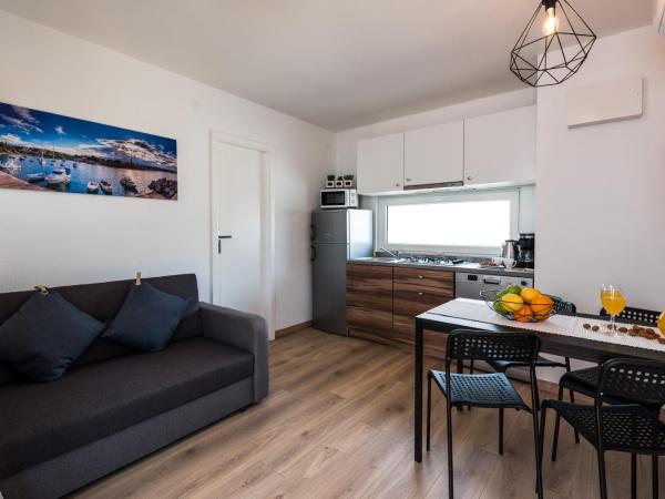 Croatia Camp Mobile Homes Vodice : photo 6 de la chambre mobile home 2 chambres confort avec terrasse