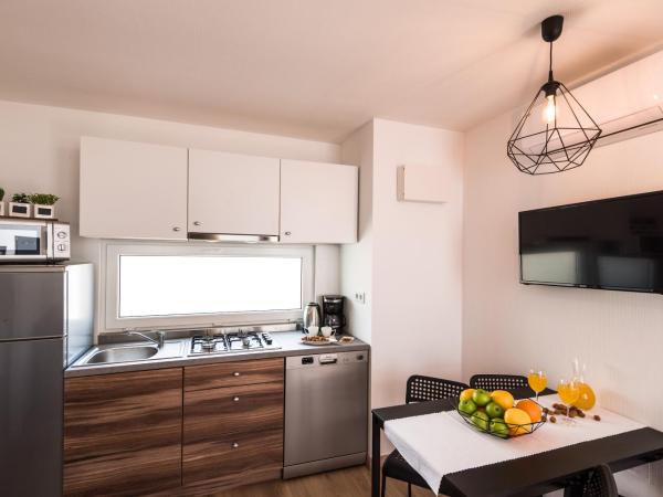 Croatia Camp Mobile Homes Vodice : photo 7 de la chambre mobile home 2 chambres avec terrasse