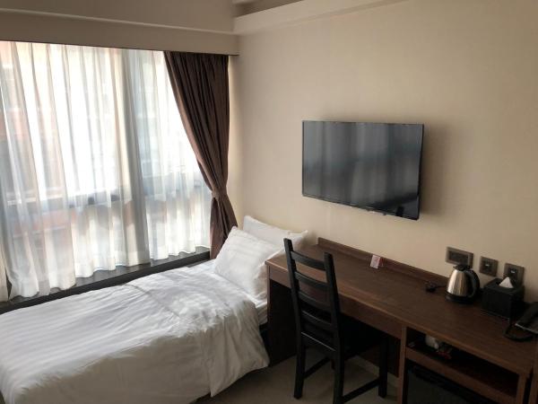 WE Hotel : photo 2 de la chambre chambre lits jumeaux avec lit d’appoint - 301