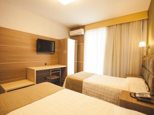 Curitiba Palace Hotel : photo 4 de la chambre chambre quadruple avec 4 lits simples