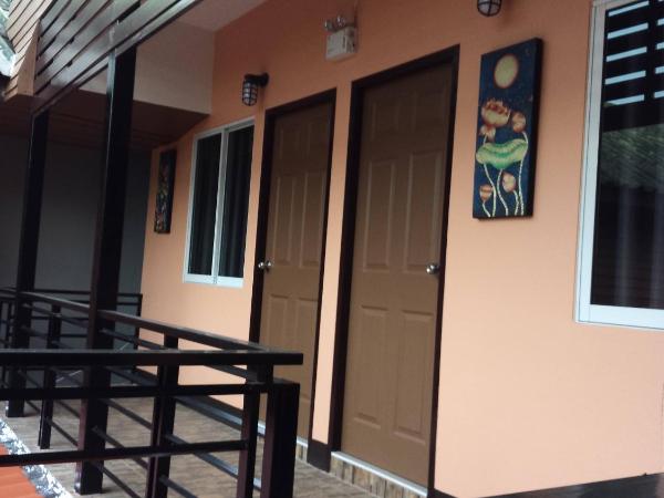 Chom Chan Guesthouse & Hostel : photo 8 de la chambre chambre lit queen-size avec balcon