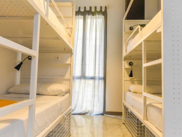 Feel Hostels Soho Malaga : photo 3 de la chambre lit dans dortoir mixte de 4 lits avec salle de bains privée