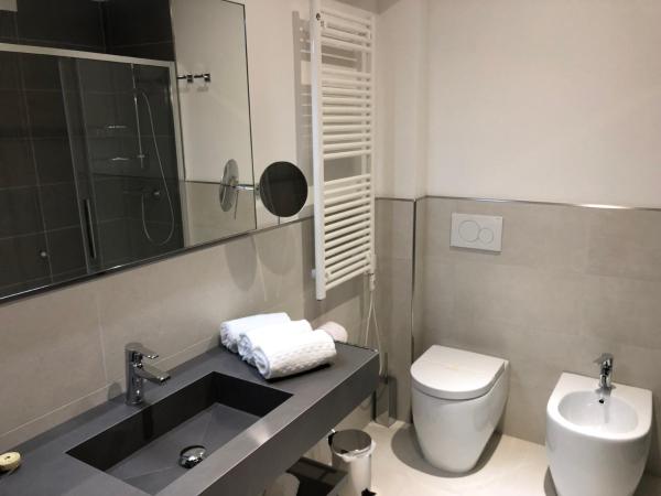 Hotel Iris ***S : photo 7 de la chambre suite lit king-size - vue sur mer