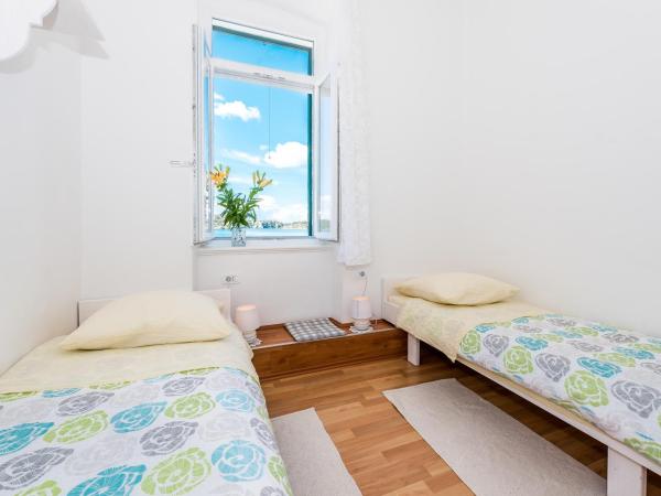 Apartmani Rina : photo 10 de la chambre chambre lits jumeaux standard - vue sur mer