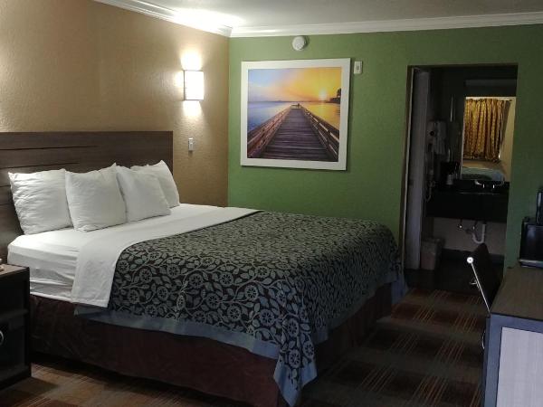 Days Inn by Wyndham Houston East : photo 3 de la chambre chambre lit king-size - non-fumeurs