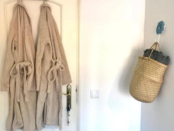 Alameda Garden : photo 7 de la chambre chambre double ou lits jumeaux avec salle de bains commune