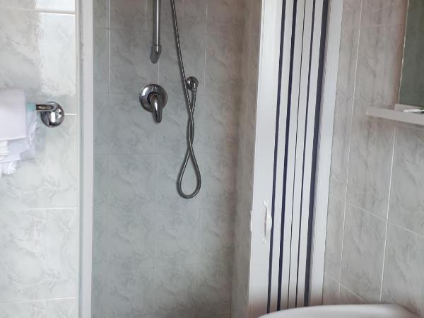 Hotel Villa Dina : photo 4 de la chambre chambre double ou lits jumeaux