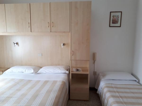 Hotel Villa Dina : photo 7 de la chambre chambre familiale avec balcon