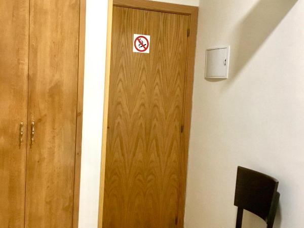 Hostal Nersan2 : photo 7 de la chambre chambre simple basique avec salle de bains commune