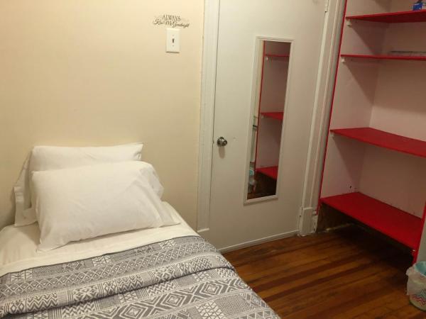 Hollywood Rentals LLC : photo 4 de la chambre chambre simple avec salle de bains commune