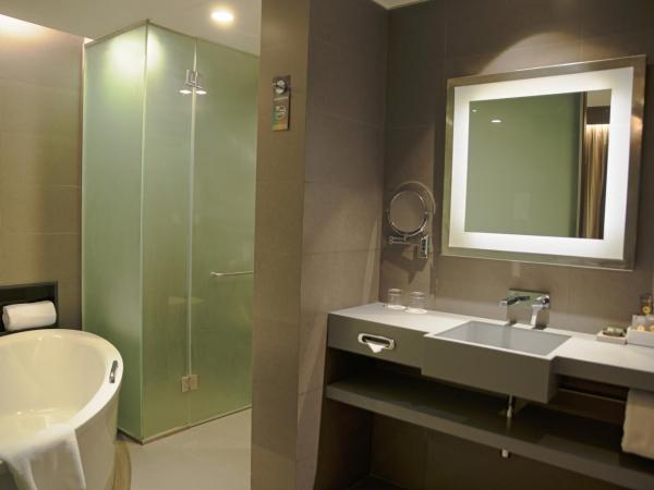 Novotel Kolkata Hotel and Residences : photo 4 de la chambre suite avec accès au salon premier - navette aéroport - blanchisserie