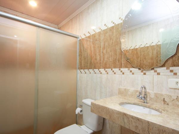 Glória Plaza Hotel (Adults Only) : photo 4 de la chambre chambre triple avec salle de bains