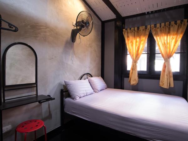 Sawatdee Guesthouse the Original : photo 1 de la chambre chambre double avec ventilateur et salle de bains commune