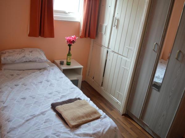 Library View Villa Holiday Home : photo 1 de la chambre chambre simple standard avec salle de bains commune