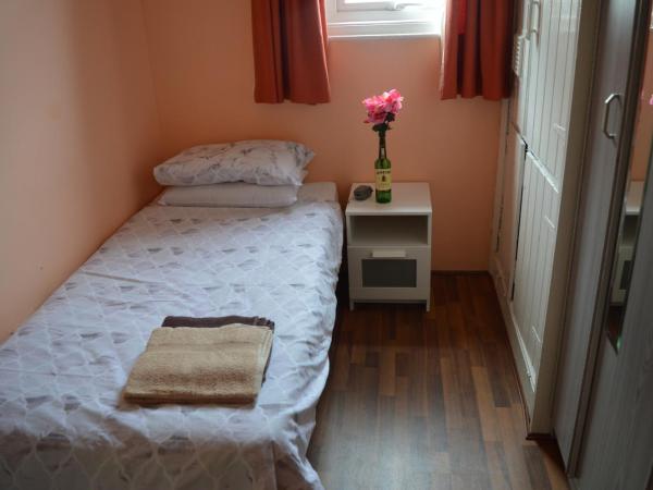 Library View Villa Holiday Home : photo 4 de la chambre chambre simple standard avec salle de bains commune