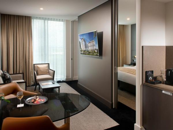 Pullman Brisbane Airport : photo 3 de la chambre suite lit king-size junior avec accès au salon