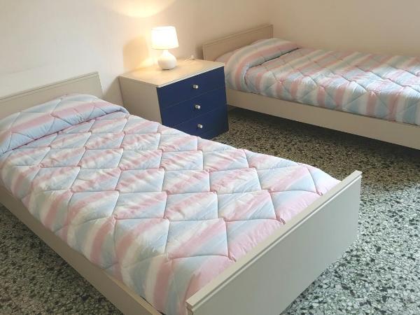 Il Giardino del Nespolo : photo 2 de la chambre chambre lits jumeaux avec salle de bains privative séparée