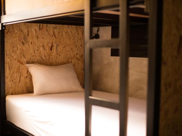 Sawatdee Guesthouse the Original : photo 2 de la chambre chambre quadruple avec salle de bains commune