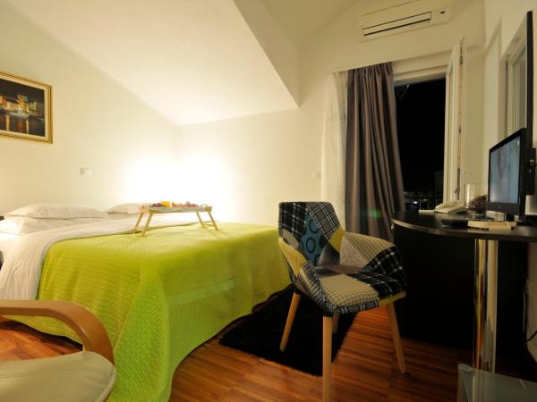 Apartments & Rooms Villa Maslina : photo 2 de la chambre chambre double avec balcon