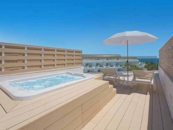 Iberostar Selection Marbella Coral Beach : photo 1 de la chambre hébergement double avec penthouse et bain à remous - vue latérale