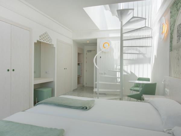 Iberostar Selection Marbella Coral Beach : photo 5 de la chambre hébergement double avec penthouse et bain à remous - vue latérale