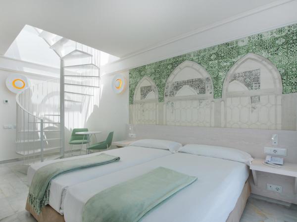 Iberostar Selection Marbella Coral Beach : photo 2 de la chambre hébergement double avec penthouse et bain à remous - vue latérale