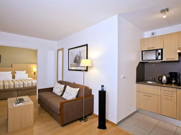 Residhome Arcachon Plazza : photo 1 de la chambre suite junior (4 personnes) avec services de l'hôtel