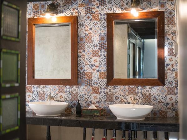 Sawatdee Guesthouse the Original : photo 2 de la chambre chambre double avec ventilateur et salle de bains commune