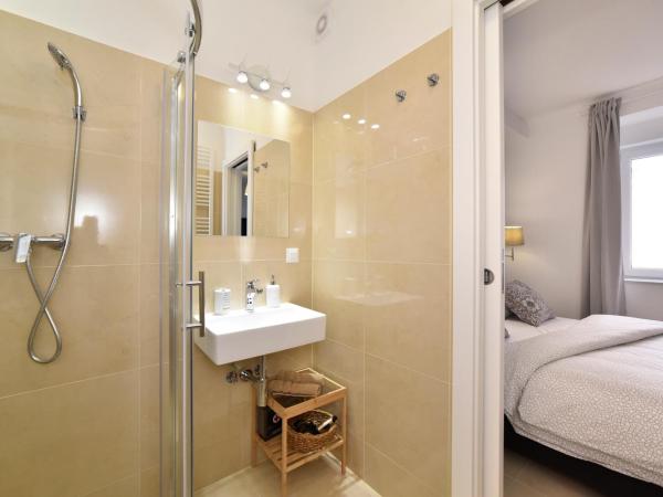 B&B Downtown Zagreb : photo 3 de la chambre chambre double avec salle de bains privative