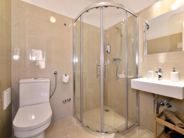 B&B Downtown Zagreb : photo 4 de la chambre chambre double avec salle de bains privative