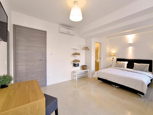 B&B Downtown Zagreb : photo 8 de la chambre chambre double avec salle de bains privative