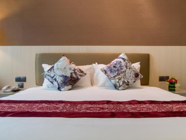 Imperial Hotel Kuching : photo 4 de la chambre chambre d'angle lit king-size de luxe