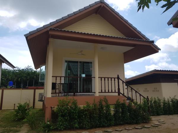 Poolside Bungalows : photo 1 de la chambre bungalow avec terrasse