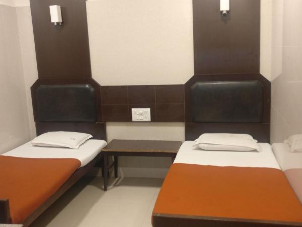 Hotel Sarada Nivas : photo 5 de la chambre chambre deluxe double ou lits jumeaux