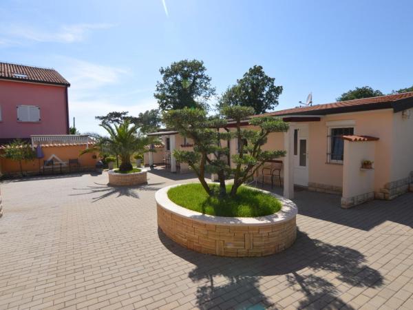 Apartmani Dekovic Materada : photo 10 de la chambre bungalow - vue sur jardin