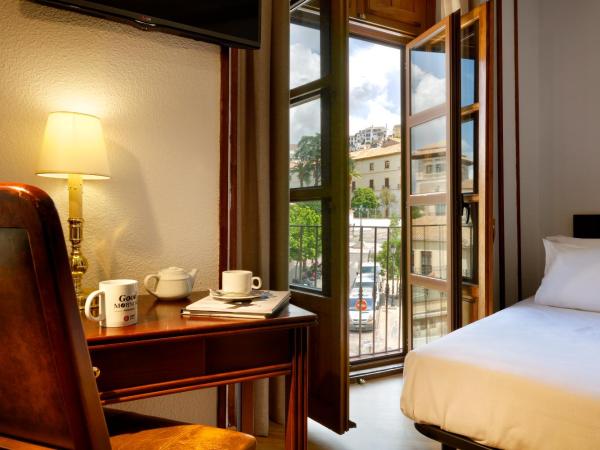 Exe Triunfo Granada : photo 2 de la chambre chambre double ou lits jumeaux - vue sur ville