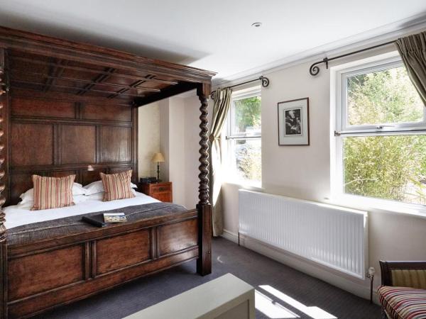 Dorian House Boutique B&B - Free Parking! : photo 2 de la chambre chambre avec lit à baldaquin - vue sur jardin