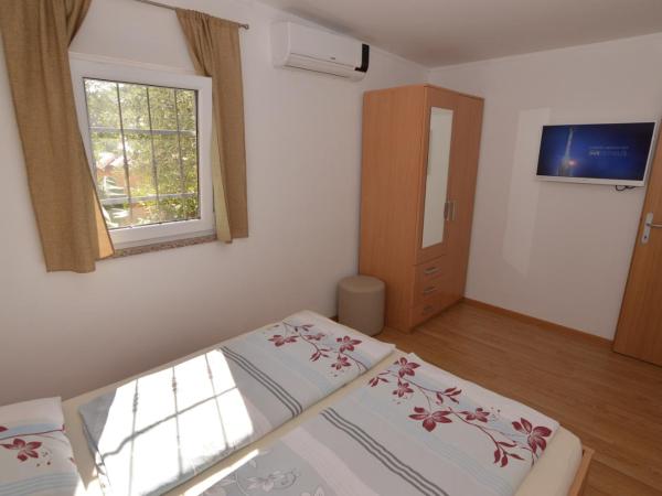 Apartmani Dekovic Materada : photo 10 de la chambre appartement - vue sur jardin