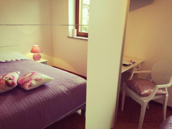 Room Kris with private entrance & private bathroom : photo 2 de la chambre chambre lit king-size deluxe