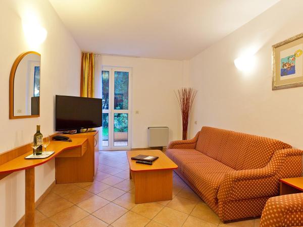Villa Lovorka - Hotel Resort Dražica : photo 1 de la chambre suite avec balcon ou terrasse 