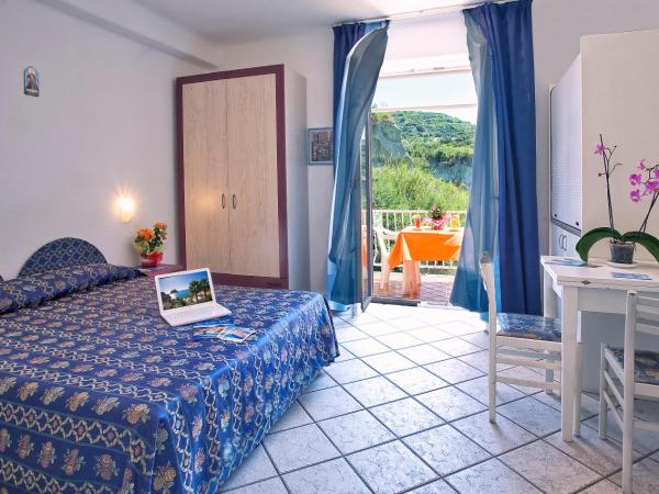 Hotel Residence S.Angelo : photo 2 de la chambre chambre double ou lits jumeaux - vue sur mer