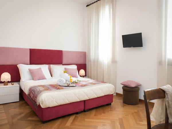 B&B Villa Romano : photo 2 de la chambre chambre double avec salle de bains privative